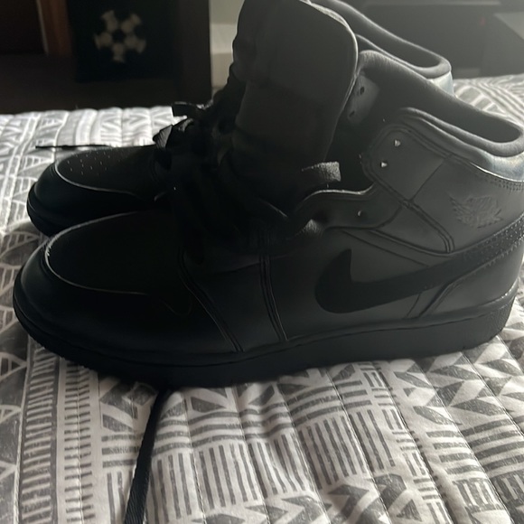 Jordan’s all black size 6 youth 7 women’s - Picture 3 of 9